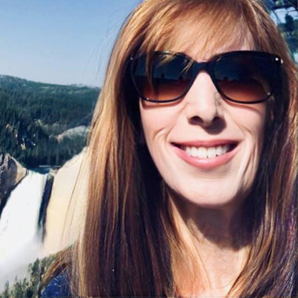 Meet your Posher, Debbie - Picture 2 of 10